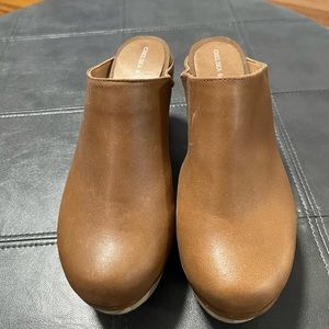 Chelsea & Violet leather clogs